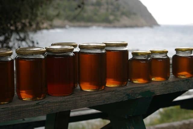 how to collect honey from a beehive